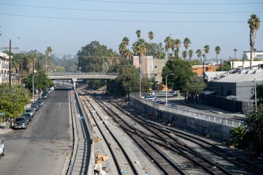 Los Angeles, CA USA - 3 Kasım 2021: Union Pacific demiryolu hattı boyunca çöp dağları Union Station 'ın hemen doğusunda