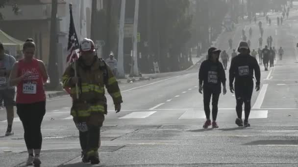 Los Angeles Usa Listopadu 2021 Hasič Kráčí Bulváru Sunset Boulevard — Stock video