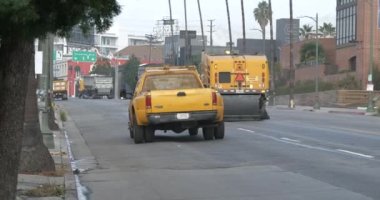 Los Angeles, CA USA - 7 Kasım 2021: Sunset Bulvarı 'ndaki LA Maratonu' ndan sonra ağır ekipmanlı ekipler temizlik yapıyor 