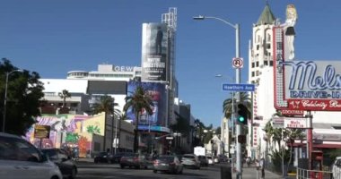 Hollywood, CA USA - 13 Kasım 2021 Hollywood Şöhret Yolu 'nun hemen dışındaki ünlü Mels Drive