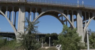 Pan, Pasadena California 'daki tarihi Colorado Caddesi Köprüsü boyunca çekim yaptı.