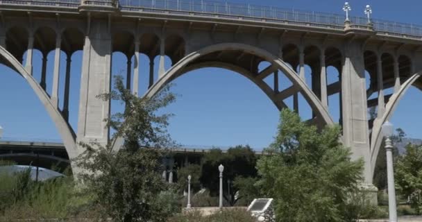 Pan Shot Historic Colorado Street Bridge Pasadena California — стокове відео