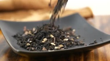 Bütün yaprak siyah çay karışımı bir tabağa dökülüyor. 