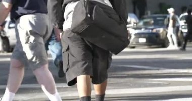 Kalabalık bir kavşağı geçiyor. Yakın, alçak açılı.