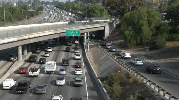 洛杉矶5号高速公路上的交通合并 — 图库视频影像