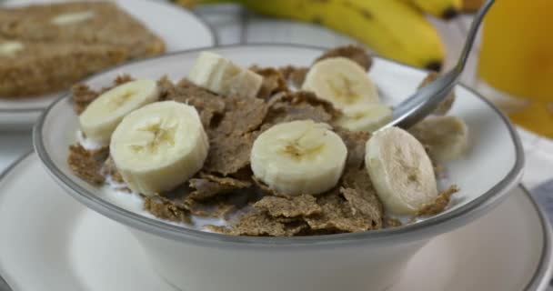 Comer Uma Colher Cereais Farelo Orgânicos Com Banana Fatiada — Vídeo de Stock