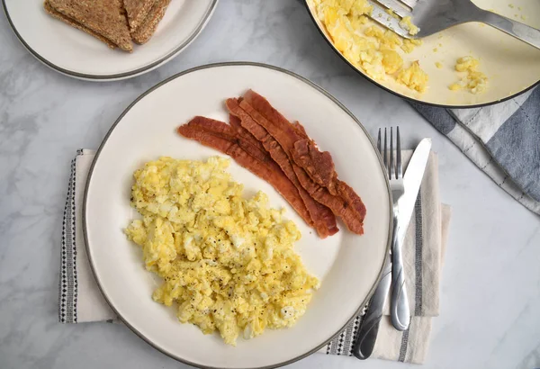 Vue Aérienne Petit Déjeuner Bacon Aux Œufs Avec Pain Grillé — Photo