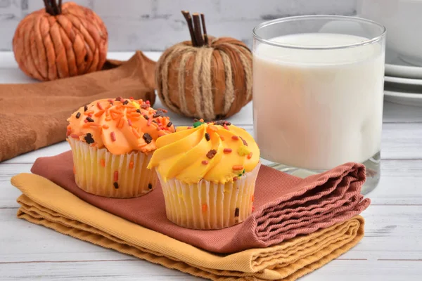 Gourmet Halloween Cupcakes Vacaciones Con Vaso Leche Una Mesa Madera — Foto de Stock