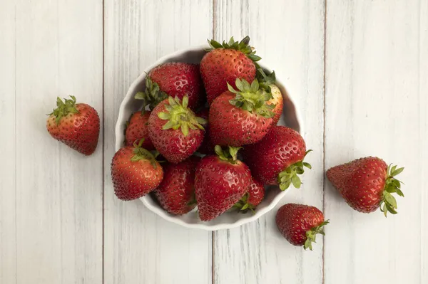 Bowl Fresh Ripe Strawberries Wooded Table Overhead View — Stock Photo, Image