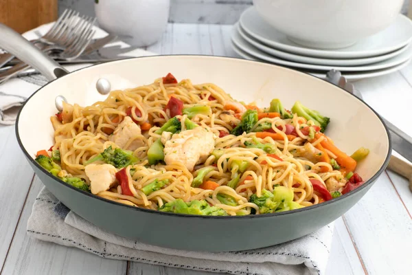 Fresh Cooked Chicken Chow Mein Broccoli Carrots Peppers Skillet Ready — Stock Photo, Image