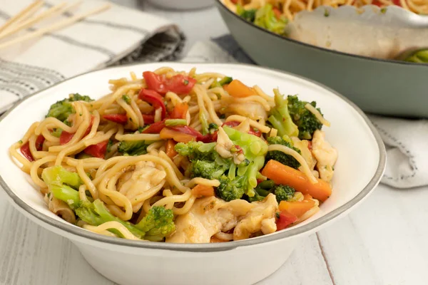 Bowl Fresh Hot Chicken Chow Mein Close Serving Skillet — Stock Photo, Image