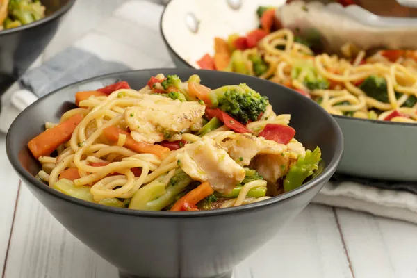 Uma Tigela Frango Chow Mein Com Brócolis Cenouras Pimentas — Fotografia de Stock