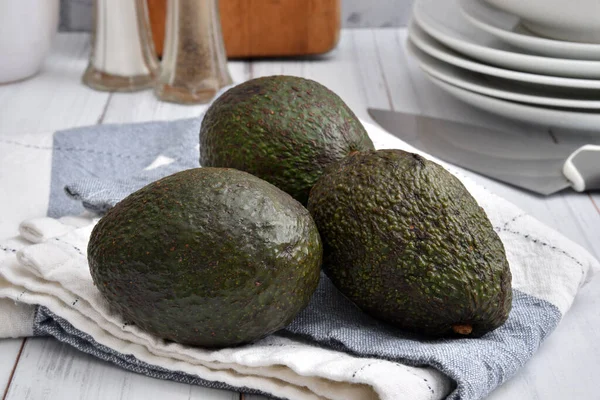 Frische Reife Bio Avocado Auf Einem Küchentuch Aus Nächster Nähe — Stockfoto