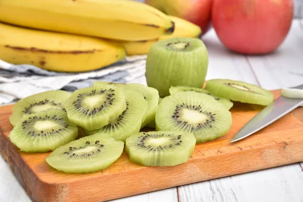 Świeże Plasterki Kiwi Desce Krojenia Bananami Jabłkami — Zdjęcie stockowe