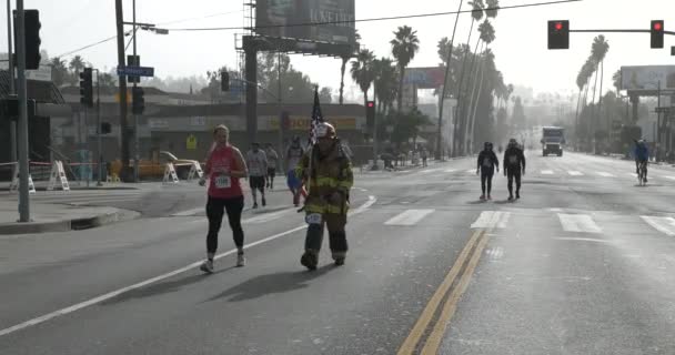Los Angeles, CA USA - 7. listopadu 2021: Hasič procházející se v Los Angeles Marathon na Sunset Boulevard
