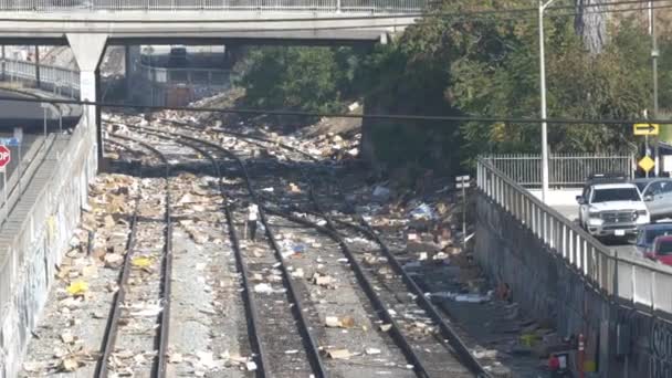 Los Angeles Usa Noviembre 2021 Vagabundo Caminando Las Vías Tren — Vídeos de Stock