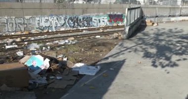 Los Angeles, CA USA - 15 Kasım 2021: Los Angeles şehir merkezi yakınlarındaki tren raylarına çöp yığınları yığıldı