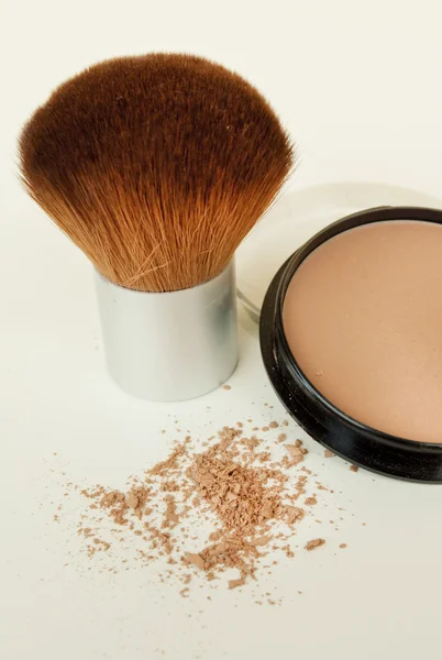 Cepillo de maquillaje y polvo aislado — Foto de Stock