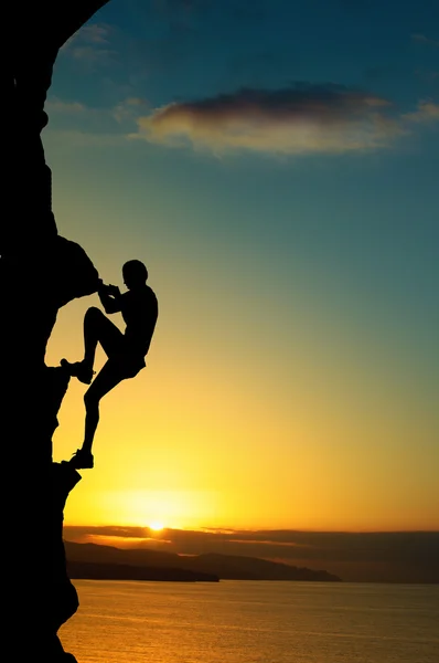 Silhouette eines Mannes auf der Klippe — Stockfoto