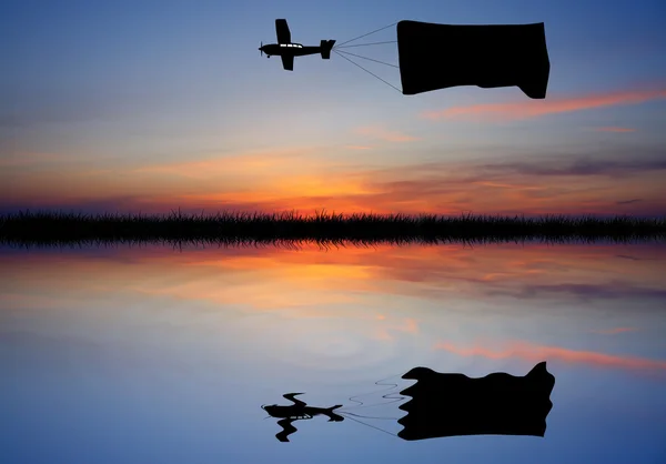 Vliegtuig met spandoek — Stockfoto