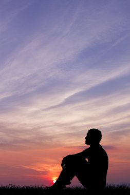 gün batımında adam