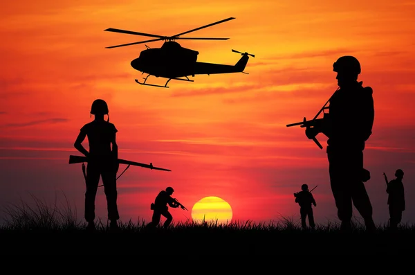 Soldats au coucher du soleil — Photo