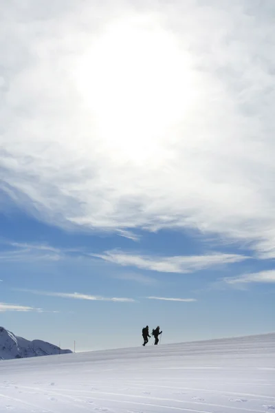 Esquiadores na neve — Fotografia de Stock