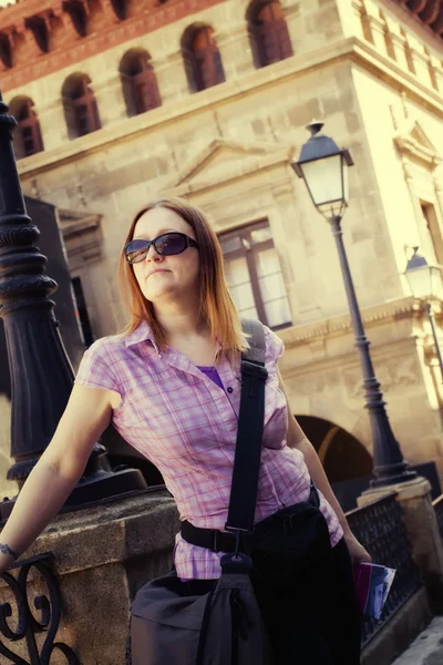 Turista visitando la ciudad — Foto de Stock