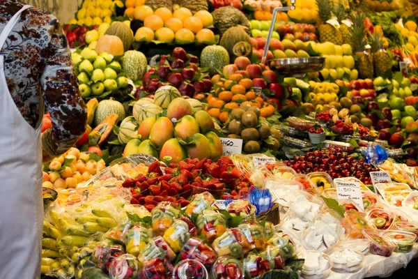 Fresh fruit in the market — Stock Photo, Image