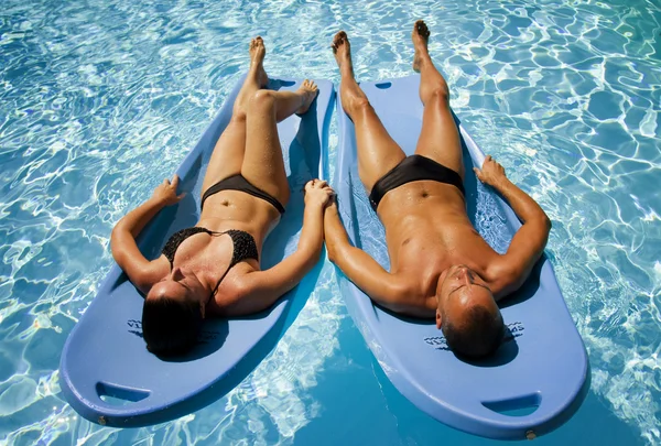 Couple in pool — Stock Photo, Image