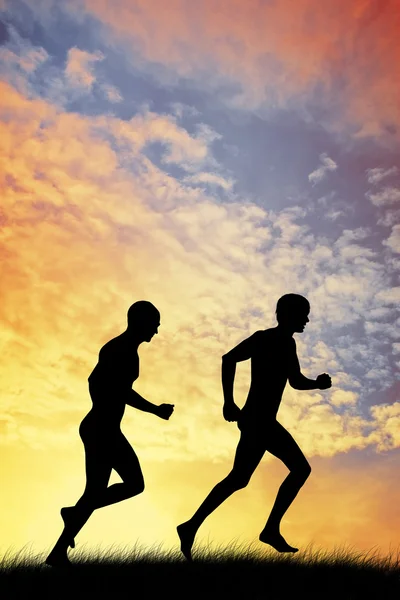 Muži běžící při západu slunce — Stock fotografie