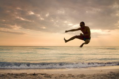 Sahilde atlayan bir adam