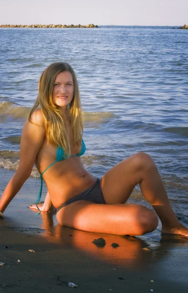 Ragazza bionda sulla spiaggia — Foto Stock