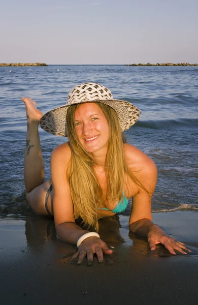 Chica rubia en la playa —  Fotos de Stock