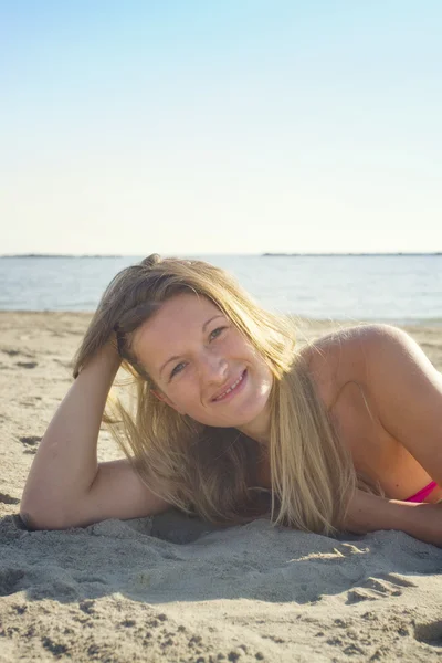 Chica rubia en la playa — Foto de Stock