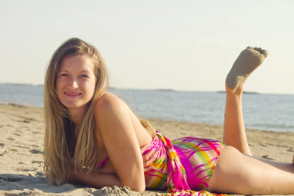 Menina loira na praia — Fotografia de Stock