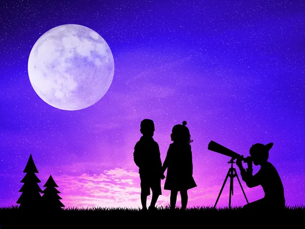 People look in the telescope — Stock Photo, Image