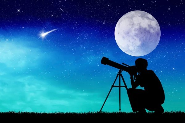 Дивлячись в телескоп — стокове фото