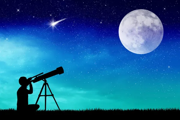 Looking into the telescope — Stock Photo, Image