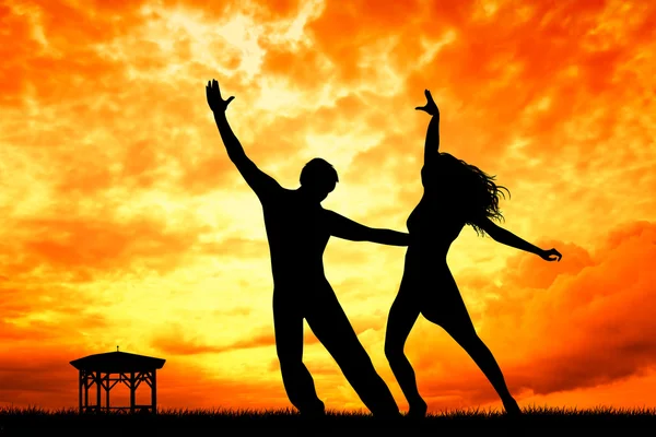 日没時に踊るカップル ストック画像