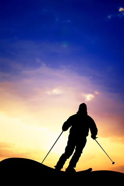 Skiër bij zonsondergang — Stockfoto