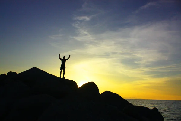 Hombre en el acantilado al atardecer — Foto de Stock