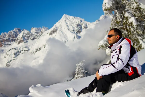 Homem na neve — Fotografia de Stock
