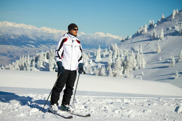 Skifahrer am Berg — Stockfoto