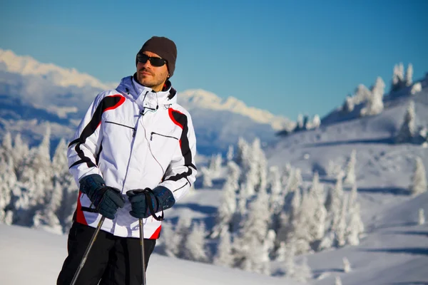 Skifahrer am Berg — Stockfoto
