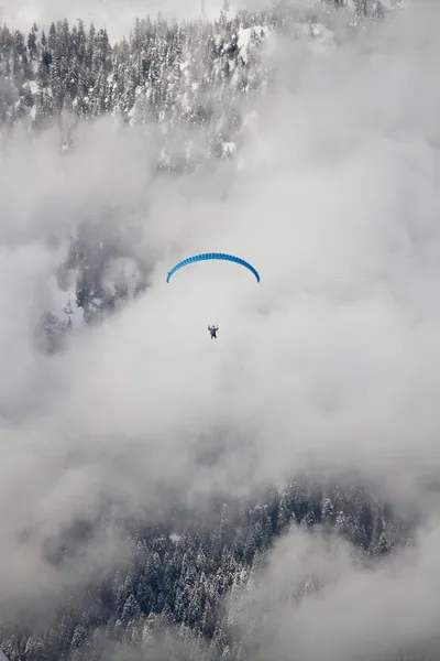 Paraglider on Dolomites — Stock Photo, Image