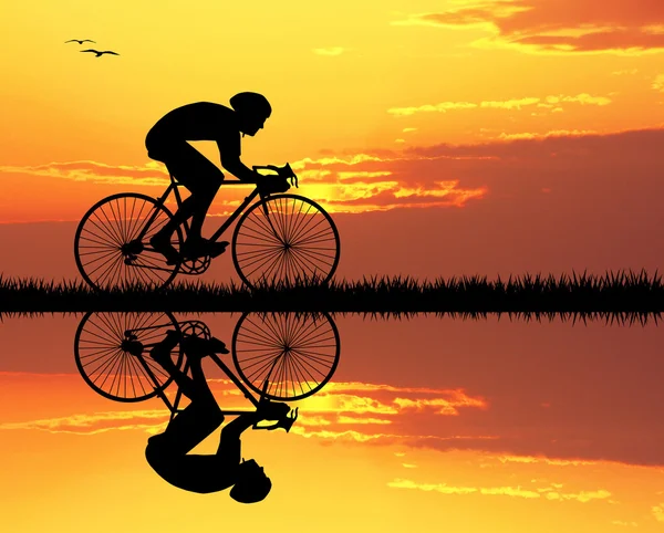 Cycliste au coucher du soleil — Photo