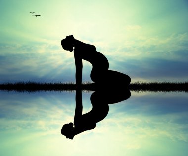 Yoga yaparken hamile bir kadın