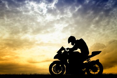 gün batımında motosikletçi