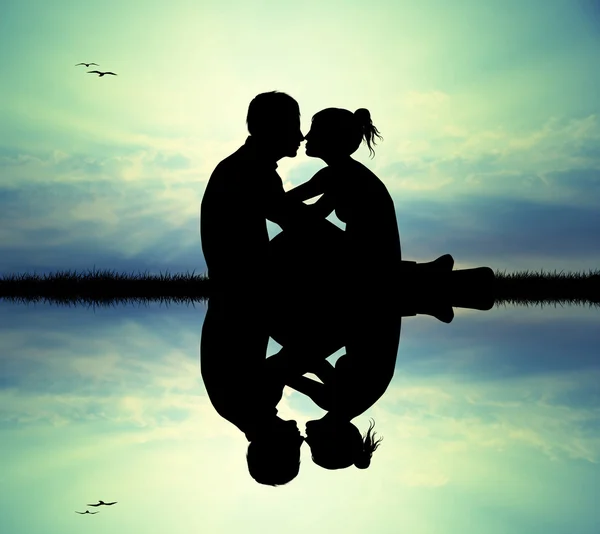 Пара поцелуев на реке — стоковое фото